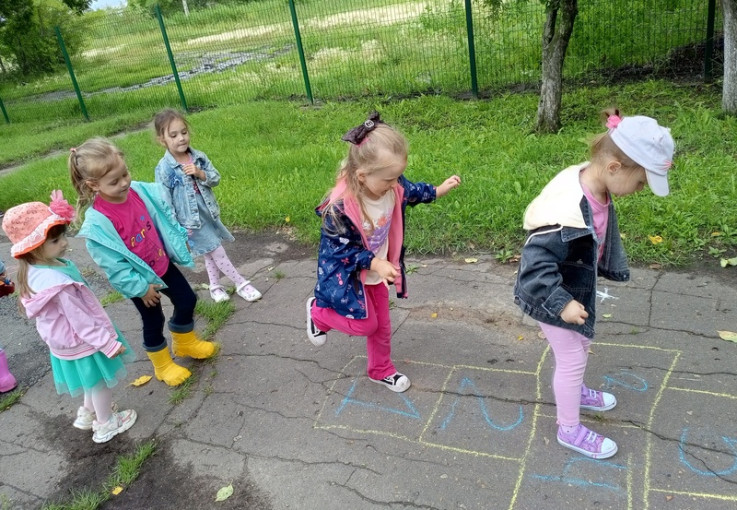Занимательные подвижные игры для дошколят Занимательные подвижные игры для дошколят.