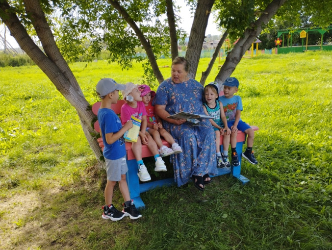 Читаем детям на прогулке Читаем детям на прогулке.