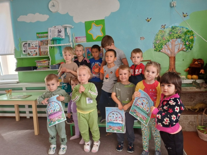 Малинник – давний праздник на Руси, на зиму малину запаси. Малинник – давний праздник на Руси, на зиму малину запаси.